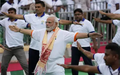 अंतरराष्ट्रीय योग दिवस पर पीएम मोदी ने मैसूर में किया योग