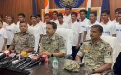 छत्तीसगढ़ के दंतेवाड़ा में 26 नक्सलियों ने किया एक साथ सरेंडर