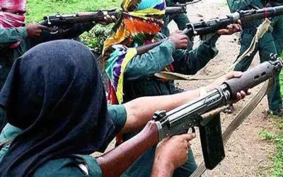 नक्सलियों ने झारखंड में 16 गाड़ियों को फूंका