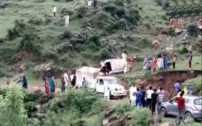 मेटाडोर के खाई में गिरने से 10 लोगों की मौत