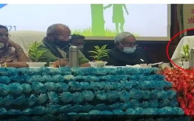 नीतीश कुमार ने मंच पर बदलवाई अपनी कुर्सी