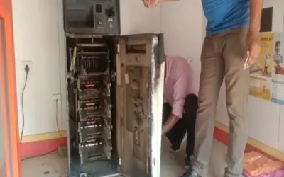 एटीएम मशीन तोड़कर उड़ाए सात लाख 20 हज़ार