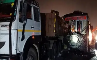 आगरा-लखनऊ एक्सप्रेस वे पर बस-ट्रक की भिडंत में 13 की मौत