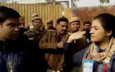 आप कार्यकर्ता को अलका लांबा ने मारा थप्पड़