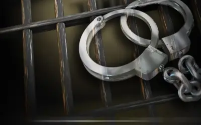 पुलिस की वर्दी फाड़ने पर दो साल की सज़ा