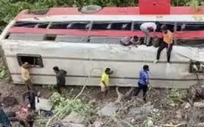 खाई में बस गिरने से 15 यात्री गंभीर रूप से घायल