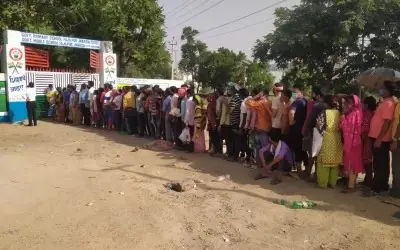 बंगाल के वैक्सीन सेंटर में 25 घायल, सरकार अब कूपन जारी करेगी