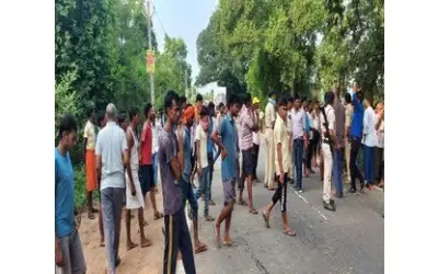 बारात से लौटते दूल्हे के भाई की सड़क हादसे में मौत