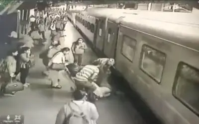 मुंबई के दादर रेलवे स्टेशन पर ट्रेन से फिसली महिला, सांसत में फंसी जान