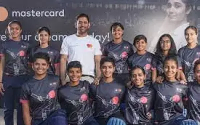 धोनी से अंडर-19 महिला क्रिकेटरों ने सीखे क्रिकेट के गुर