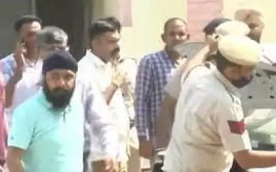 तेजिंदर बग्गा को हरियाणा पुलिस ने दिल्ली पुलिस को सौंपा, पंजाब पुलिस रह गई खाली हाथ