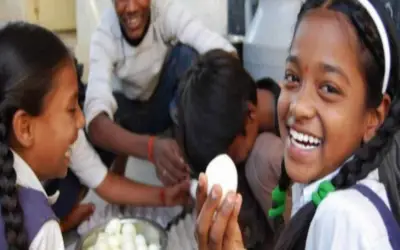 स्कूल में अंडा खिलाने पर चला विवादों का डंडा