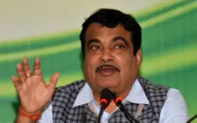लोग ट्रैफिक नियमों का सही तरीके से पालन करें : गडकरी