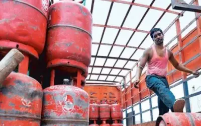 आज से गैर-सब्सिडी वाले एलपीजी सिलेंडर की बढ़ी कीमत लागू