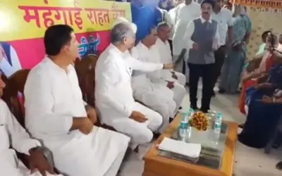 माइक बंद होने पर नाराज़ गहलोत ने जिला कलेक्टर पर फेंका डिवाइस