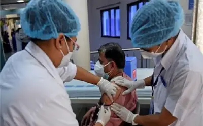 कोरोना वैक्सीन लगवाने गए व्यक्ति को नर्स ने लगाया रेबीज का इंजेक्शन