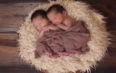 लड़की ने दिए जुड़वां बच्चों को जन्म, दोनों के पिता अलग