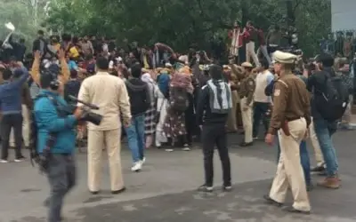 जामिया के विद्यार्थी फिर सड़कों पर उतरे, दिल्ली के कई इलाकों में कर्फ्यू