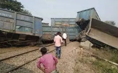 मालगाड़ी की 21 बोगी जौनपुर में पलटीं, लखनऊ रूट जाम होने से कई ट्रेनें फंसी