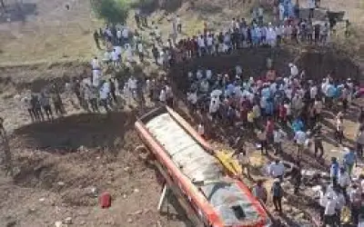 खरगोन में यात्रियों से भरी हुई बस सूखी नदी में गिरी, 15 की मौत