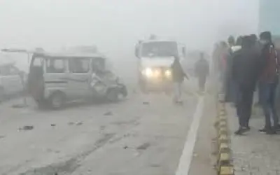 कोहरे की वजह से यमुना एक्सप्रेसवे पर रफ्तार पर लगाम