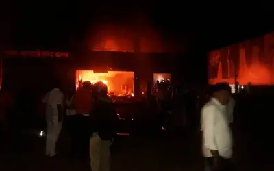 कपड़ा गोदाम में आग लगने से पांच की मौत