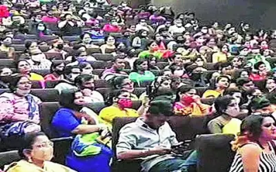 विधायक के जन्मदिन पर सोशल डिस्टेंसिंग की उड़ी धज्जियां