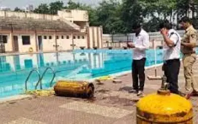 अचानक स्विमिंग पूल में क्लोरीन गैस लीक होने से 20 लोग बेहोश