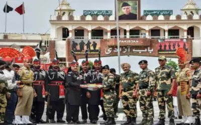 वाघा बॉर्डर पर बीएसएफ ने पाक रेंजर्स को दी बधाई और मिठाई