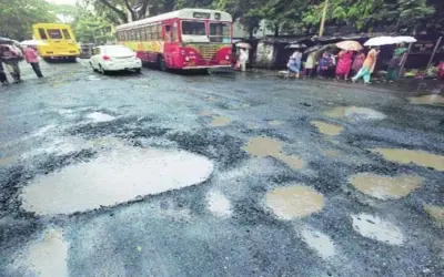 मुंबई की सड़कों पर उभरे गड्ढों को लेकर भाजपा का आंदोलन