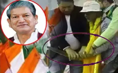 युवक छुरा लेकर पूर्व सीएम हरीश रावत के मंच पहुंचा