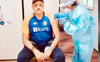रवि शास्त्री ने ली कोरोना वैक्सीन की पहली डोज