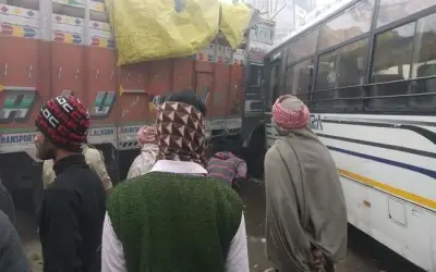 दुकान में ट्रक घुसने से दो की मौत