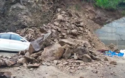 भूस्खलन में एक ही परिवार के तीन लोग मलबे में दबे, एक की मौत