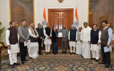 सोनिया गांधी की अगुवाई में राष्ट्रपति से मिले कांग्रेसी