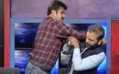 पाकिस्तान में लाइव टीवी शो में भिड़े नवाज और इमरान के समर्थक