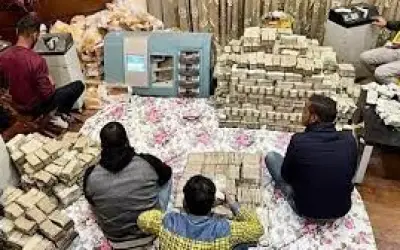 तेलंगाना सरकार के एक अधिकारी के ठिकानों से मिले सौ करोड़