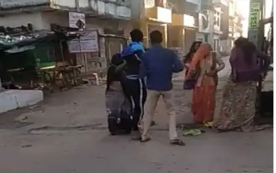 महिला को सरेआम निर्वस्त्र करके मारा