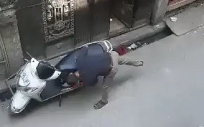 तिरंगे से स्कूटी साफ़ करनेवाला गिरफ्तार