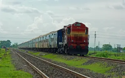 दीपावली और छठ पूजा के चलते ट्रेनों में आरक्षित टिकटों की मारामारी, आसान नहीं सफर