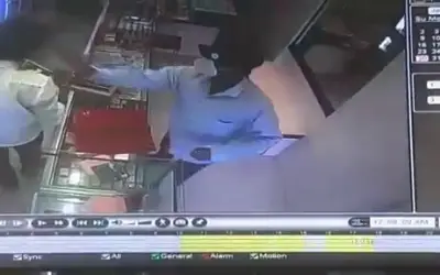 Robbery with jewelers trader in Badlapur by throwing Chilli powder in eye