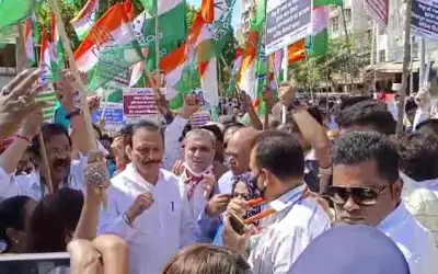 कांग्रेस ने BJP एमपी के खिलाफ किया आंदोलन, MP ने स्वागत में लगाए पोस्टर