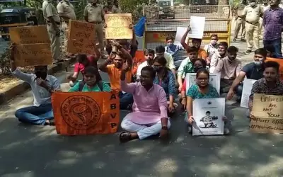 एबीवीपी ने मुंबई विद्यापीठ में सरकार के खिलाफ किया आंदोलन