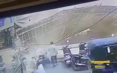 ‘शॉपिंग सेंटर’ की बालकनी का हिस्सा गिरा, 5 साल के बच्चे की मौत, 2 घायल
