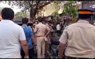 बॉयफ्रेंड ने चलते हुए ऑटो में कर दिया महिला का कत्ल, खुद को भी किया घायल